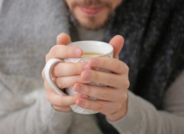 Influenza, bere tisane bollenti fa bene? Spoiler: no, è pericoloso