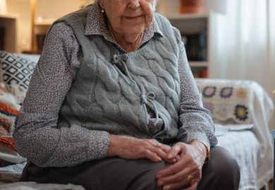 Anziana sola e senza cibo chiama i Carabinieri: quanti casi in Italia?