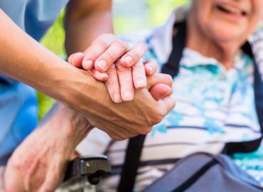 Lavoro di cura, per una famiglia su tre incide per oltre il 30% del reddito