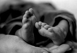 Tirolo, bimbo di 3 anni torturato e lasciato morire di fame: per i genitori “era posseduto”