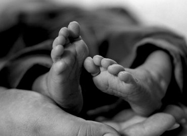 Tirolo, bimbo di 3 anni torturato e lasciato morire di fame: per i genitori “era posseduto”