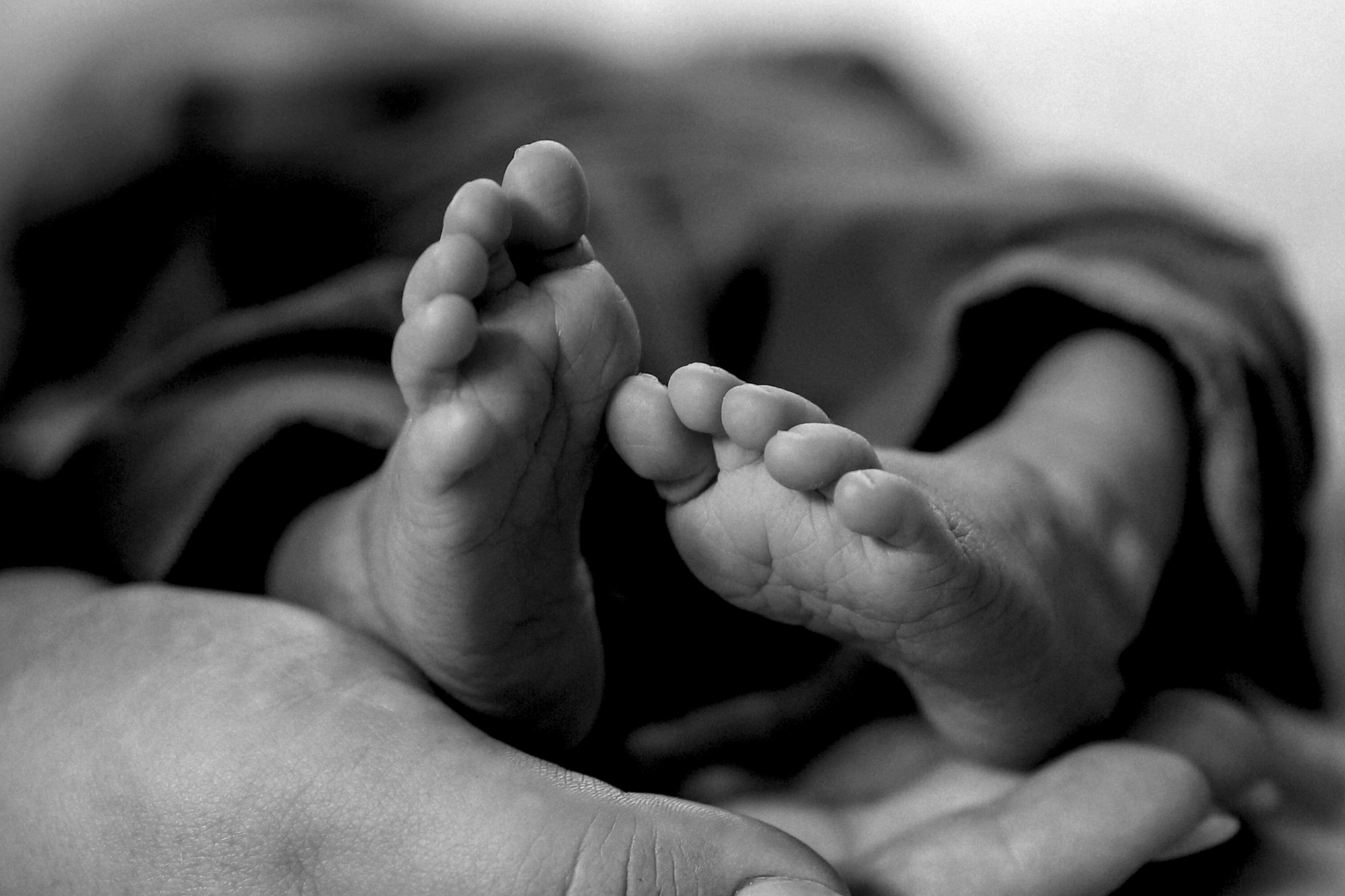 Tirolo, bimbo di 3 anni torturato e lasciato morire di fame: per i genitori “era posseduto”