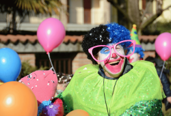 Perché ci travestiamo (anche da adulti): cosa dice il Carnevale sulla nostra identità