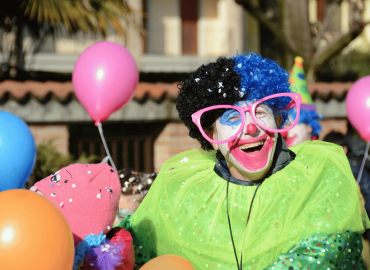 Perché ci travestiamo (anche da adulti): cosa dice il Carnevale sulla nostra identità