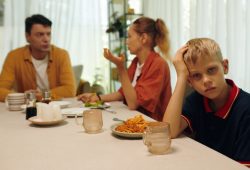Cenare in famiglia, uno scudo contro le dipendenze in adolescenza: ma non per tutti