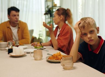 Cenare in famiglia, uno scudo contro le dipendenze in adolescenza: ma non per tutti