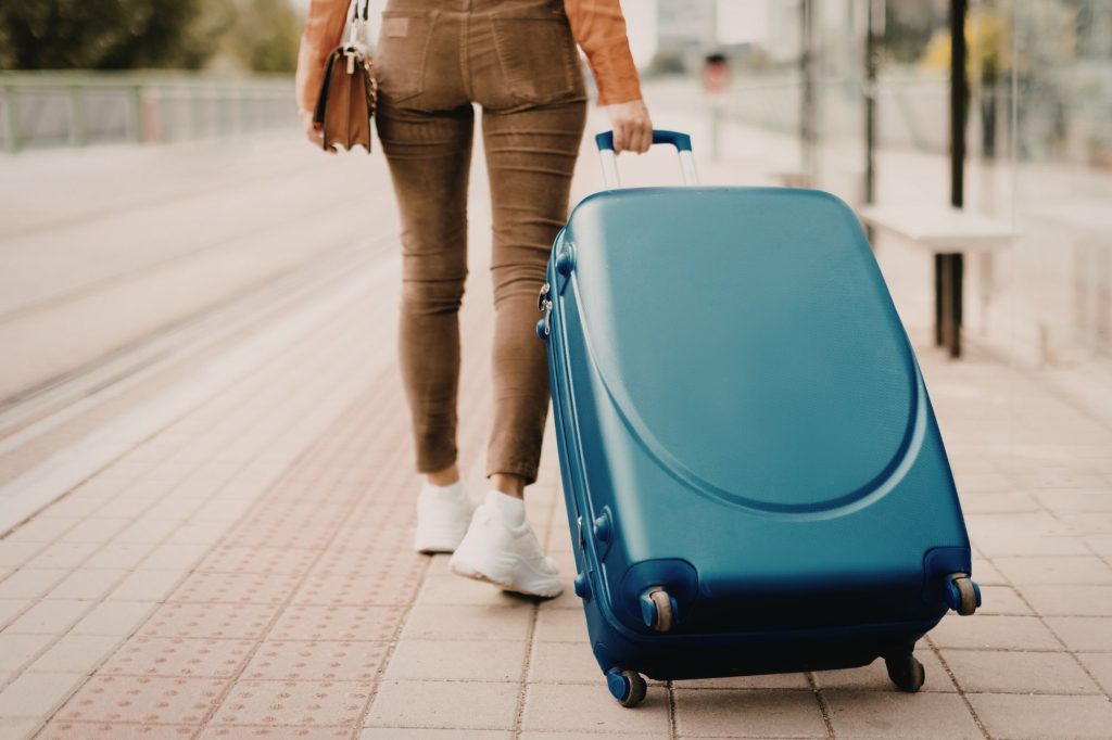 Donna Con Valigia Canva