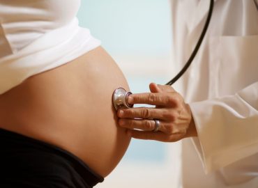 Maternità in guerra, la crisi invisibile che uccide sei donne su dieci