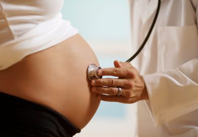 Maternità in guerra, la crisi invisibile che uccide sei donne su dieci