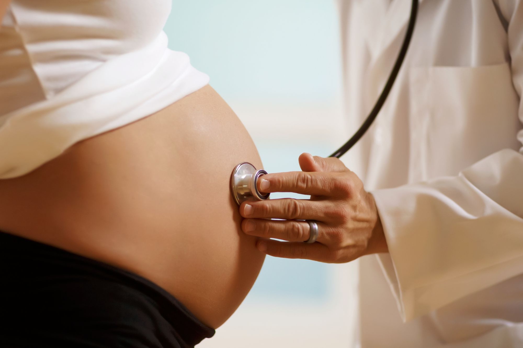 Maternità in guerra, la crisi invisibile che uccide sei donne su dieci