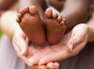 Dai 27 anni della Bulgaria ai 32 dell’Italia: a che età fanno figli le donne in Ue