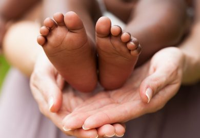 Dai 27 anni della Bulgaria ai 32 dell’Italia: a che età fanno figli le donne in Ue