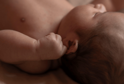 Perché il ritmo calma i neonati (e perché viene prima della melodia)