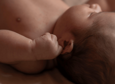 Perché il ritmo calma i neonati (e perché viene prima della melodia)