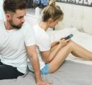 Il partner controlla il telefono? Per una donna su quattro “non è un problema”