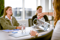 Il diritto all’acqua passa per le donne: il lavoro invisibile che rende sicuro ogni bicchiere