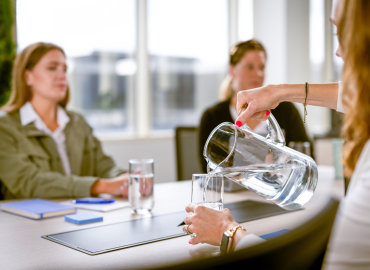Il diritto all’acqua passa per le donne: il lavoro invisibile che rende sicuro ogni bicchiere