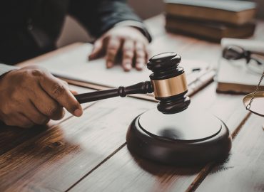 Madre caccia di casa il figlio 31enne, lui si licenzia: per il giudice deve comunque andarsene