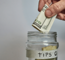 Perché lasciamo la mancia? Non è (solo) gratitudine