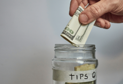 Perché lasciamo la mancia? Non è (solo) gratitudine