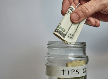 Perché lasciamo la mancia? Non è (solo) gratitudine