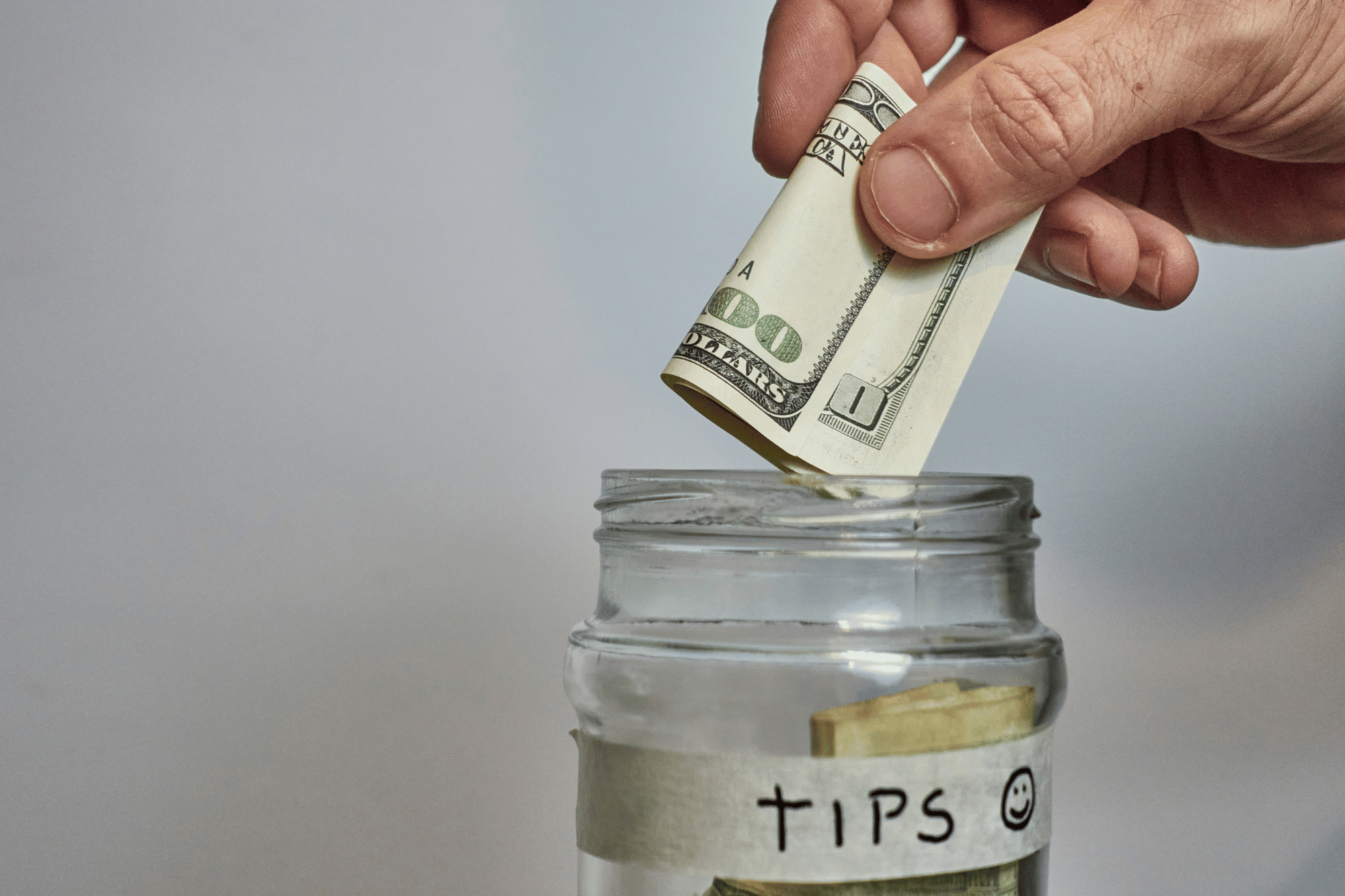 Perché lasciamo la mancia? Non è (solo) gratitudine