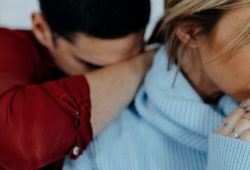 Mankeeping, cos’è il fenomeno della “cura emotiva” del partner che grava sulle donne