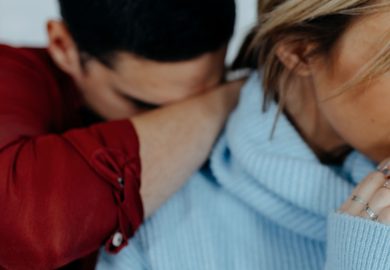 Mankeeping, cos’è il fenomeno della “cura emotiva” del partner che grava sulle donne
