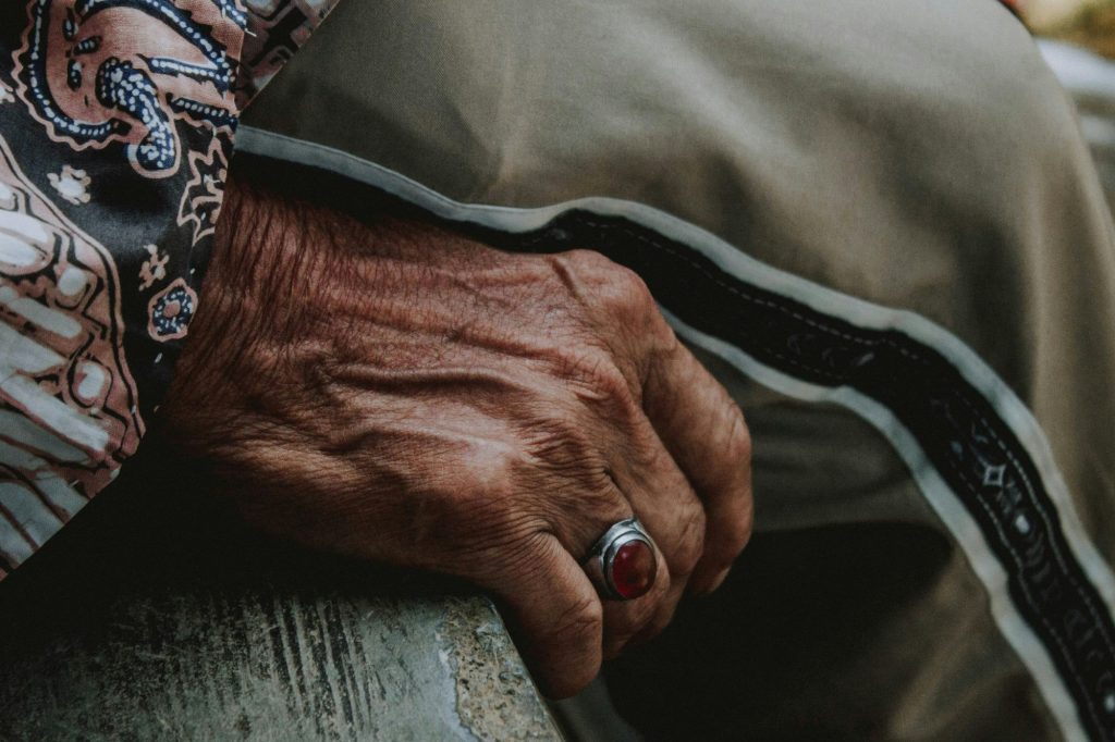 Mano donna anziana canva