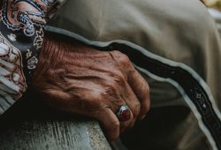 La fine della vecchiaia? Uno scienziato di Harvard spiega come “ripulire” le nostre cellule