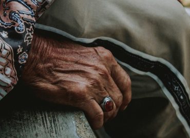 La fine della vecchiaia? Uno scienziato di Harvard spiega come “ripulire” le nostre cellule