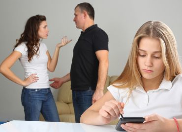 La moglie deve obbedire al marito: lo pensa un Gen Z su tre, più tradizionalisti dei boomer