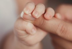 “Volevo un altro figlio”: la sfida di Nicoletta, la madre bionica che ha vinto il Parkinson