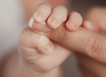 “Volevo un altro figlio”: la sfida di Nicoletta, la madre bionica che ha vinto il Parkinson