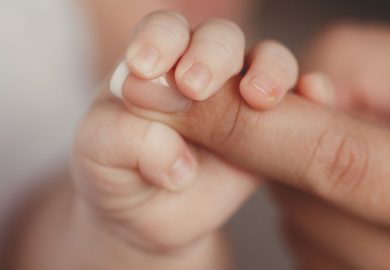 “Volevo un altro figlio”: la sfida di Nicoletta, la madre bionica che ha vinto il Parkinson