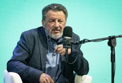 Adolescenti, Nembrini: “I figli ci guardano: il problema è cosa vedono”