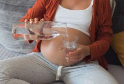 Infertilità: e se la colpa fosse (anche) dell’acqua che beviamo?