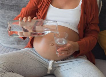 Infertilità: e se la colpa fosse (anche) dell’acqua che beviamo?