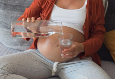 Infertilità: e se la colpa fosse (anche) dell’acqua che beviamo?
