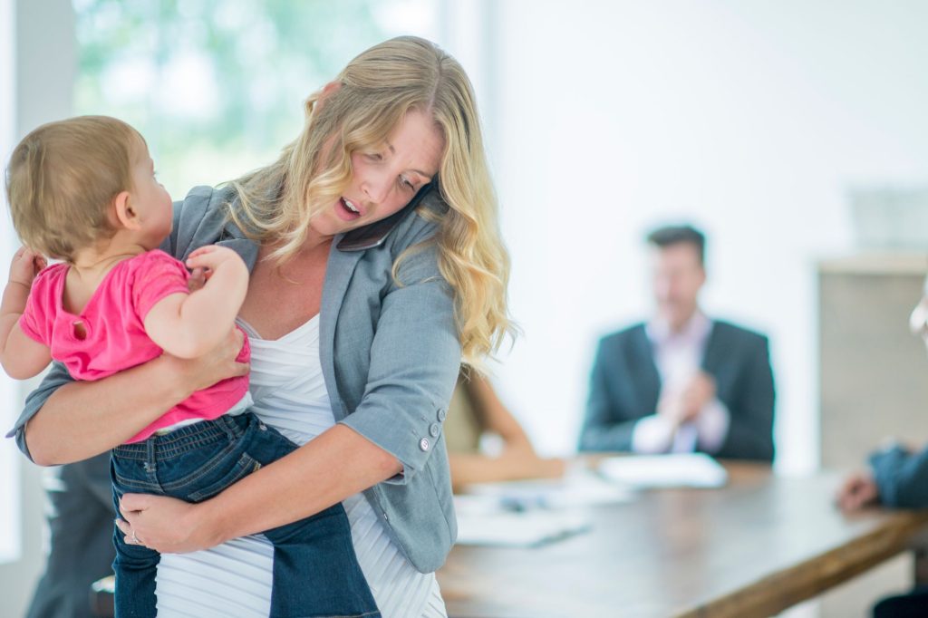 Mamma al lavoro con la figlia (Canva)