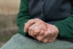 La solitudine non accelera il declino del cervello: lo studio