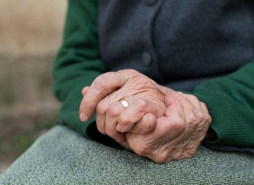 La solitudine non accelera il declino del cervello: lo studio