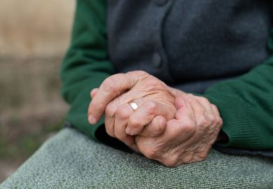 La solitudine non accelera il declino del cervello: lo studio