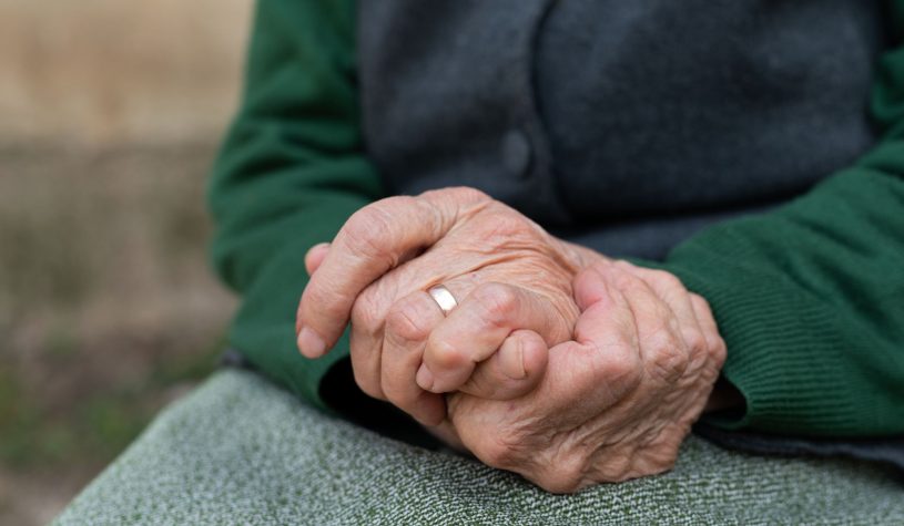 La solitudine non accelera il declino del cervello: lo studio