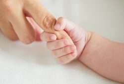 Crollo demografico anche negli Stati Uniti: minimo storico di nascite nel 2025