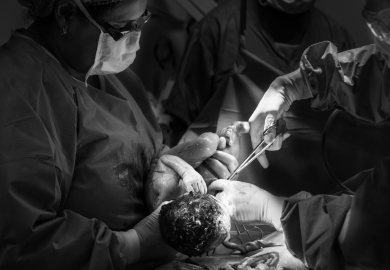 Vaginal seeding: si può imitare il microbioma del parto naturale?