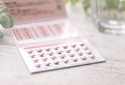 Pillola, anello vaginale e impianto sottocutaneo: l’allerta Aifa sul rischio meningioma