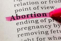 Aborto in Costituzione: l’ok del Lussemburgo, il via in Spagna. Cosa sta cambiando?