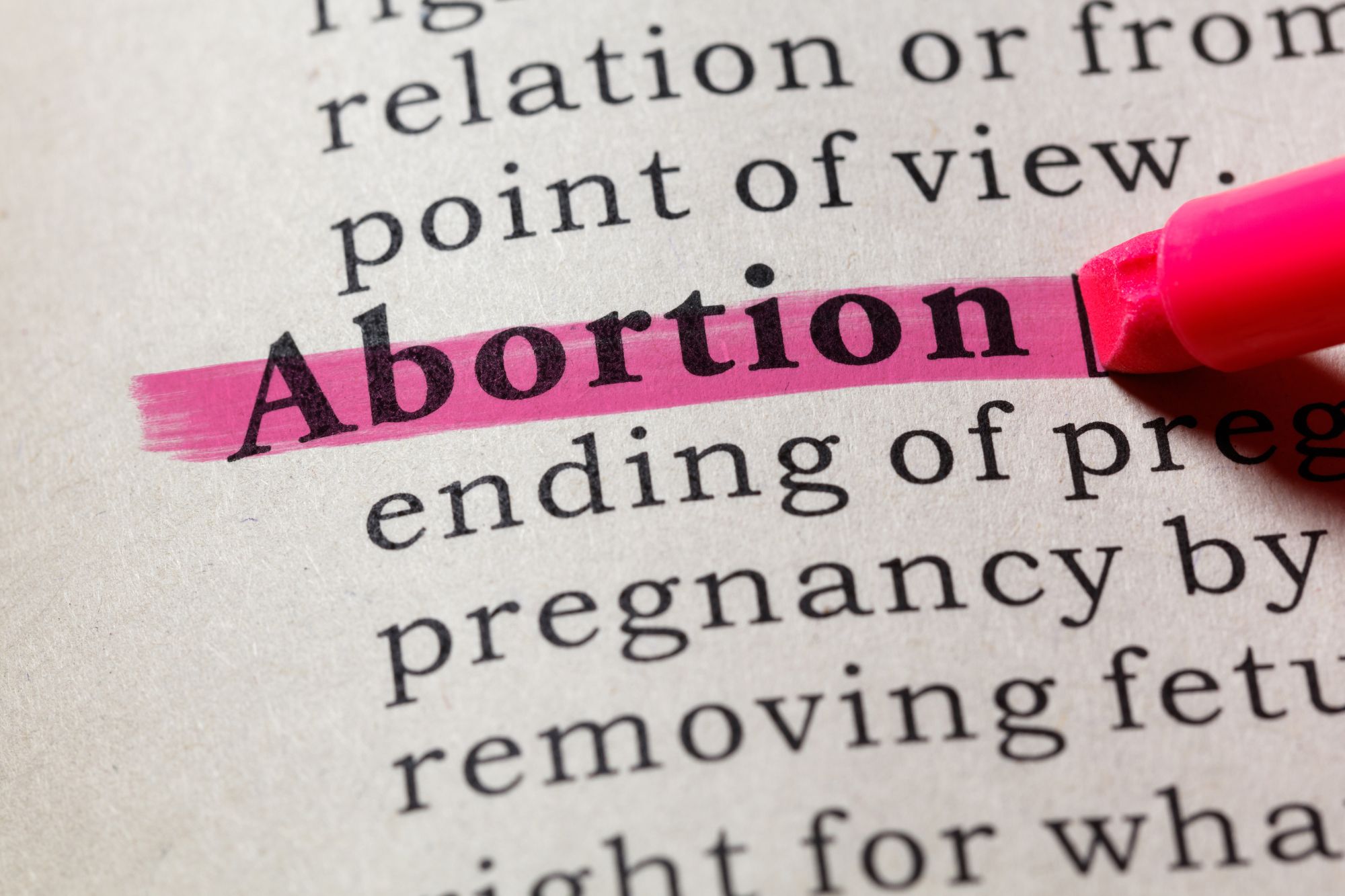 Aborto in Costituzione: l’ok del Lussemburgo, il via in Spagna. Cosa sta cambiando?