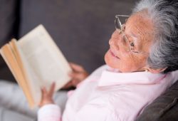 Non solo sport: libri, musica e musei aiutano a invecchiare più lentamente